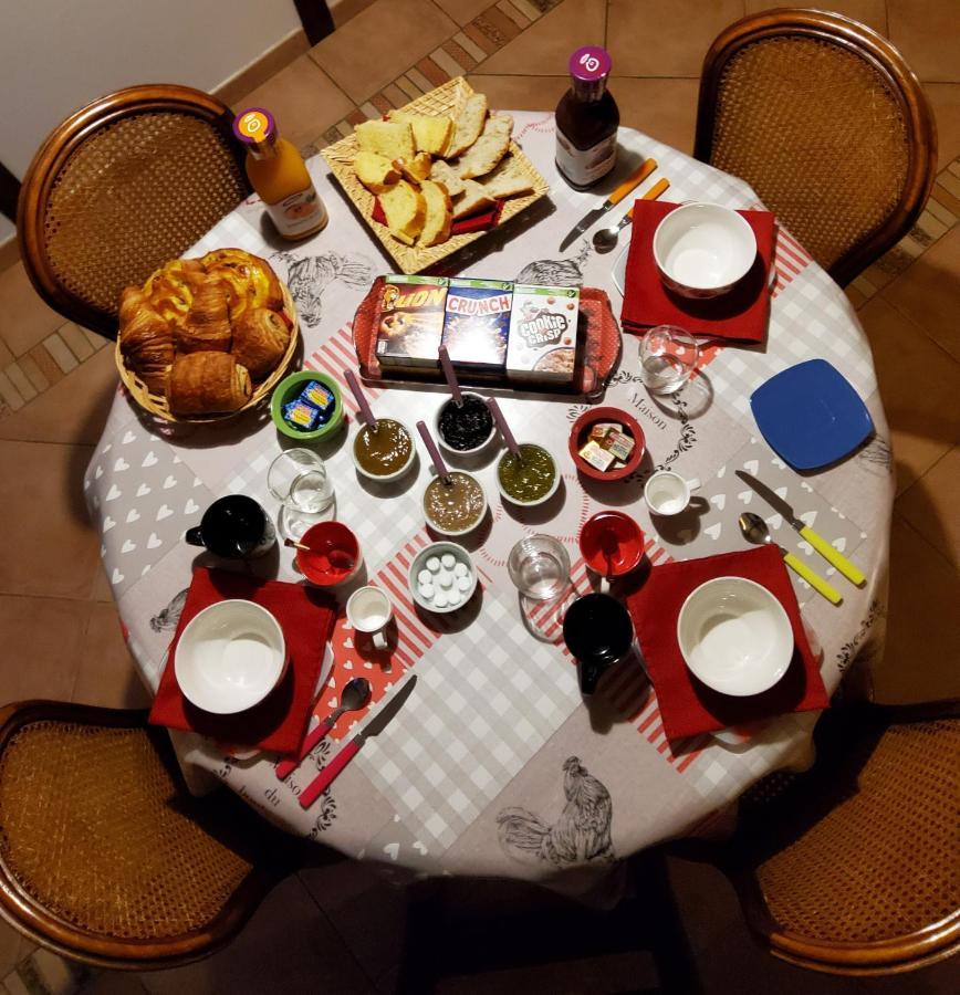 Chez Jollyjune, A Moins D'Une Heure Du Mont Saint Michel Champeaux Екстериор снимка